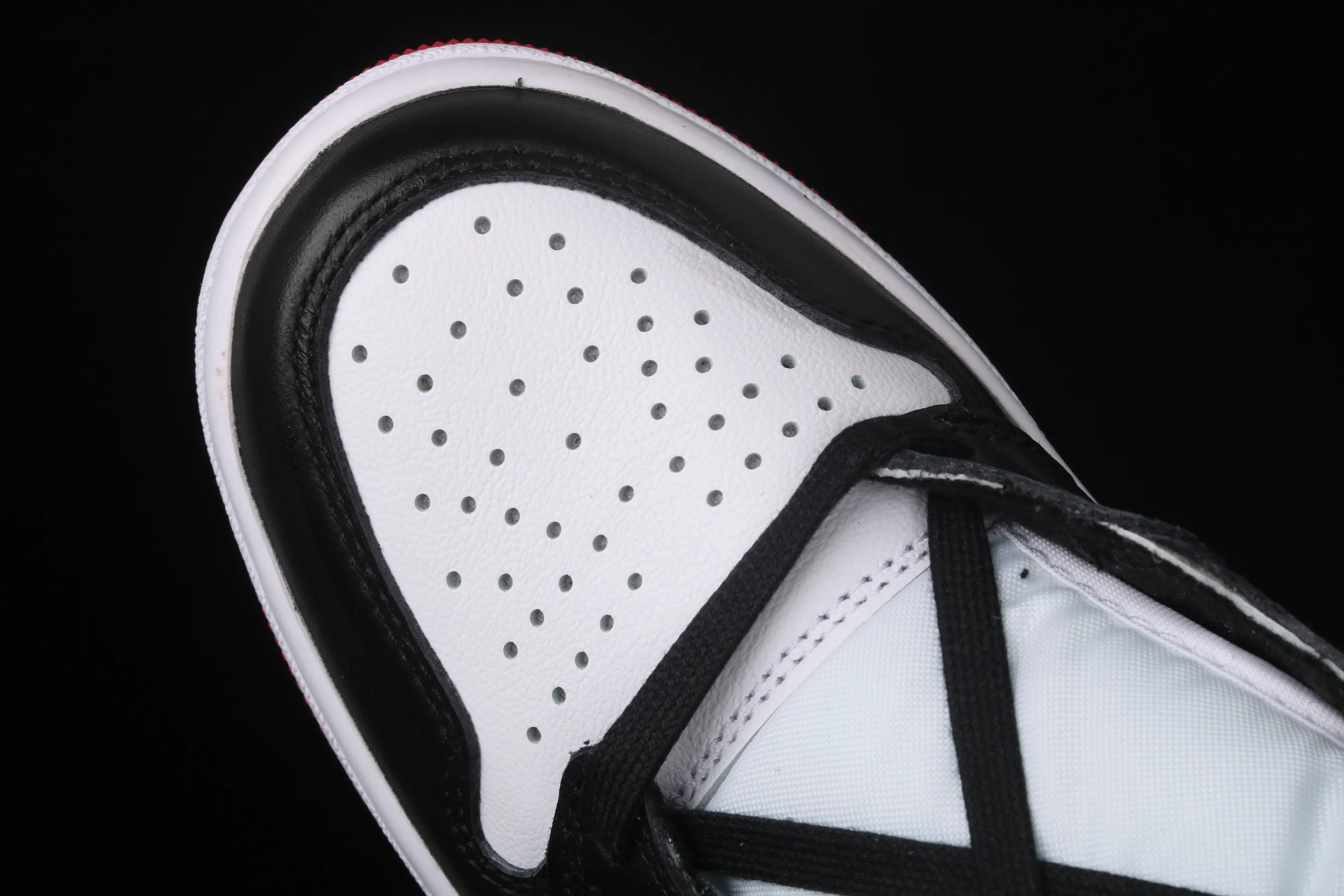 All categories Air Jordan Jordan series basketball shoes Air Jordan 1 High Air Jordan AJ1 Satin WMNS "Black Toe" AJ1 classic replica Joe 1 silk black toe CD0461-016